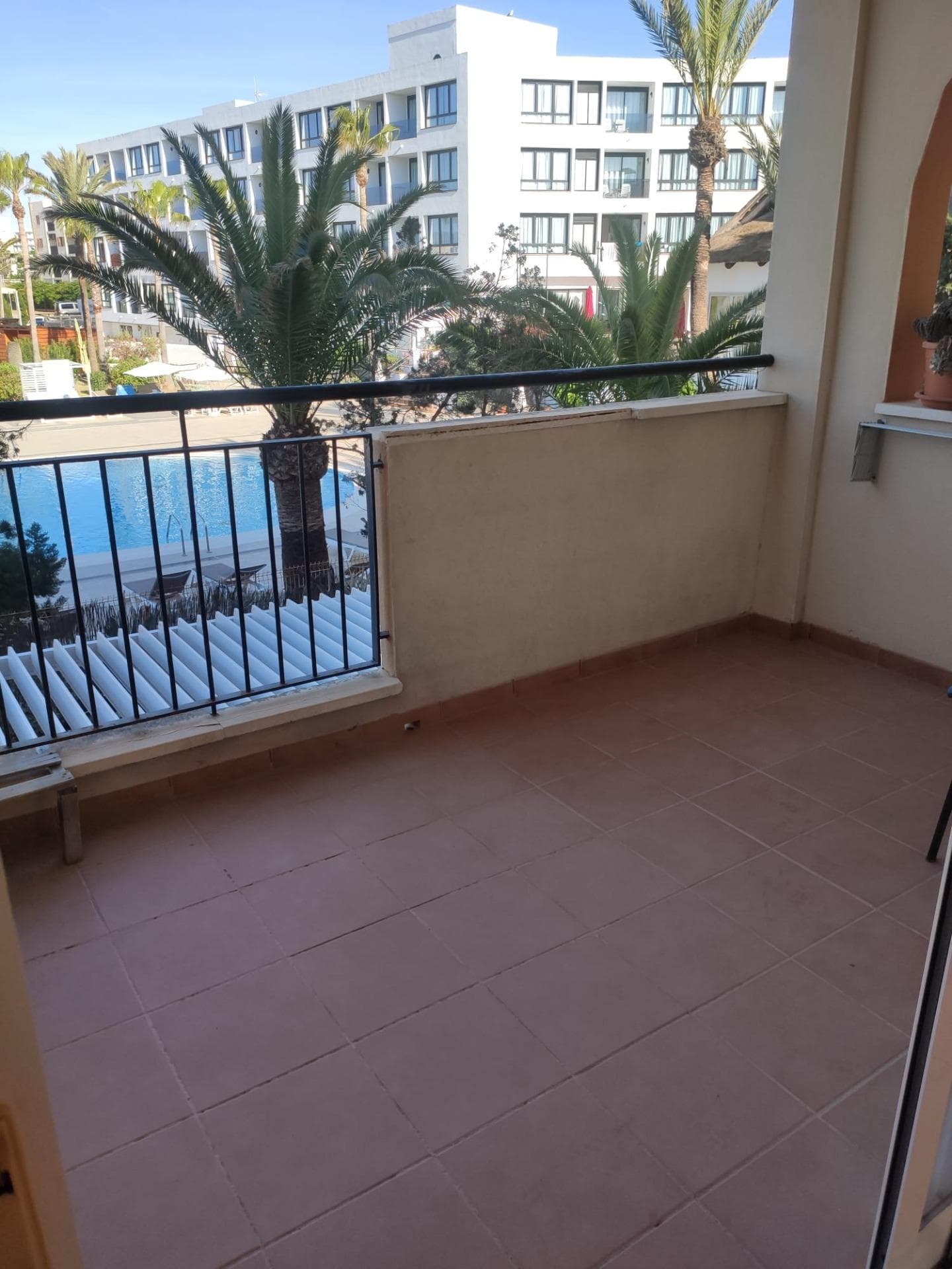 Piso con piscina, terraza, garaje y ascensor en Cala de Bou – Ibiza