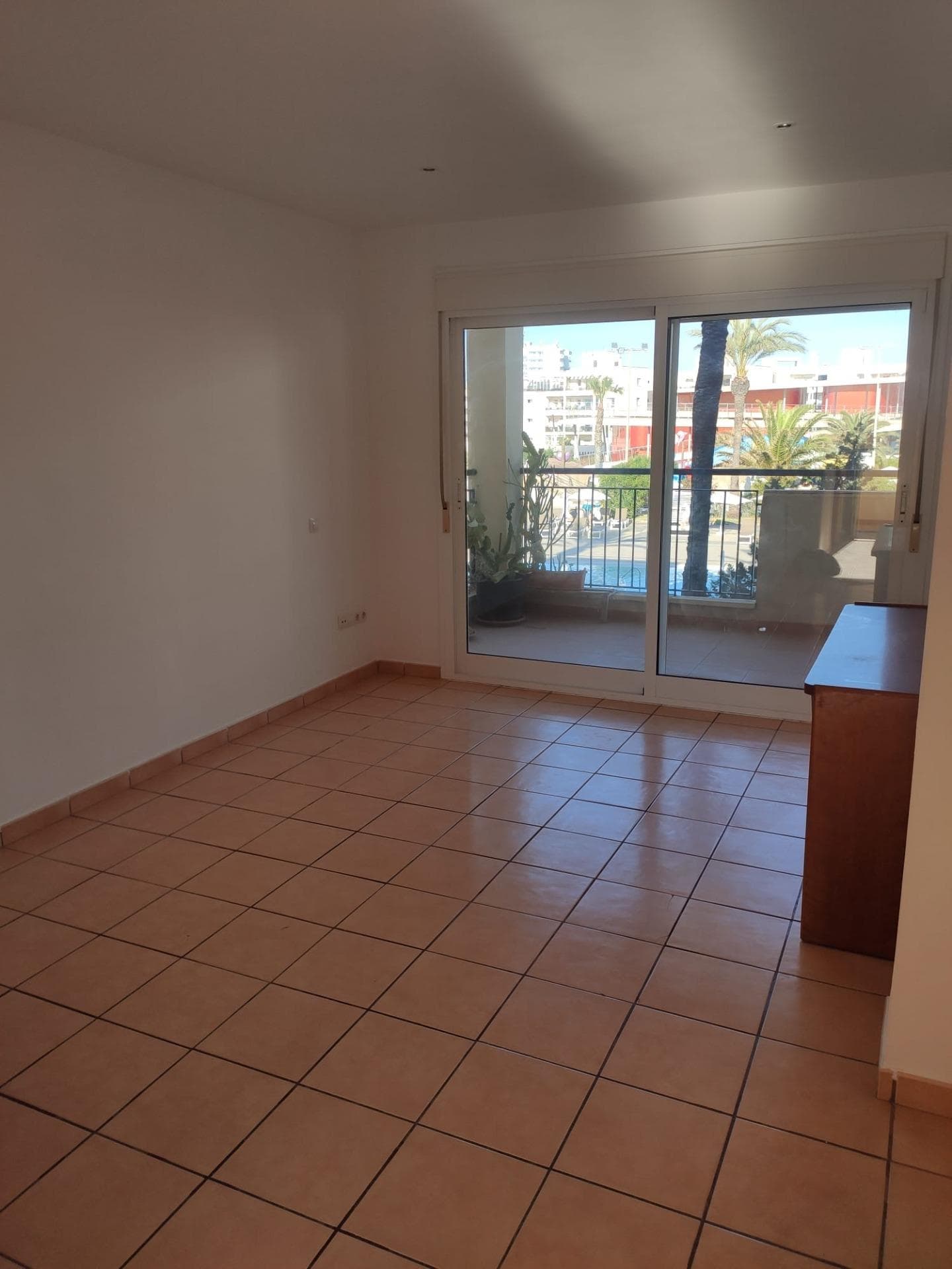 Piso con piscina, terraza, garaje y ascensor en Cala de Bou – Ibiza