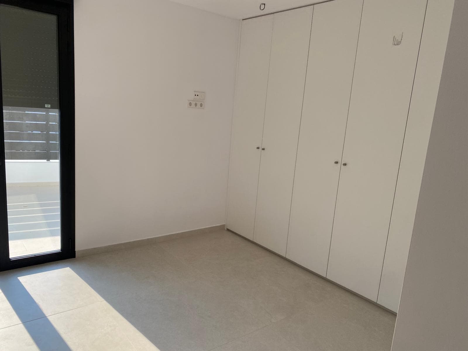 Exclusiva planta baja de obra nueva con jardín privado y parking en Can Escandell