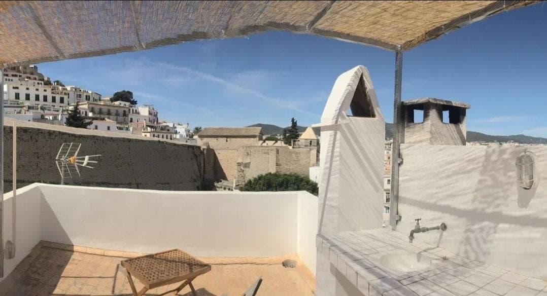SE VENDE CHALET PAREADO EN DALT VILA