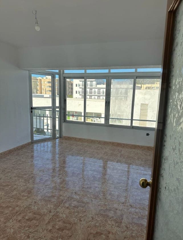 AMPLIO PISO EN SAN ANTONIO